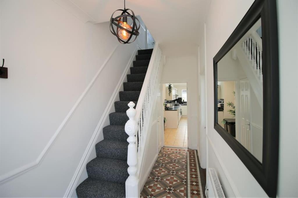 Large Modern House By Property Promise Cardiff Exterior foto