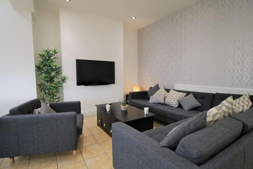Large Modern House By Property Promise Cardiff Exterior foto