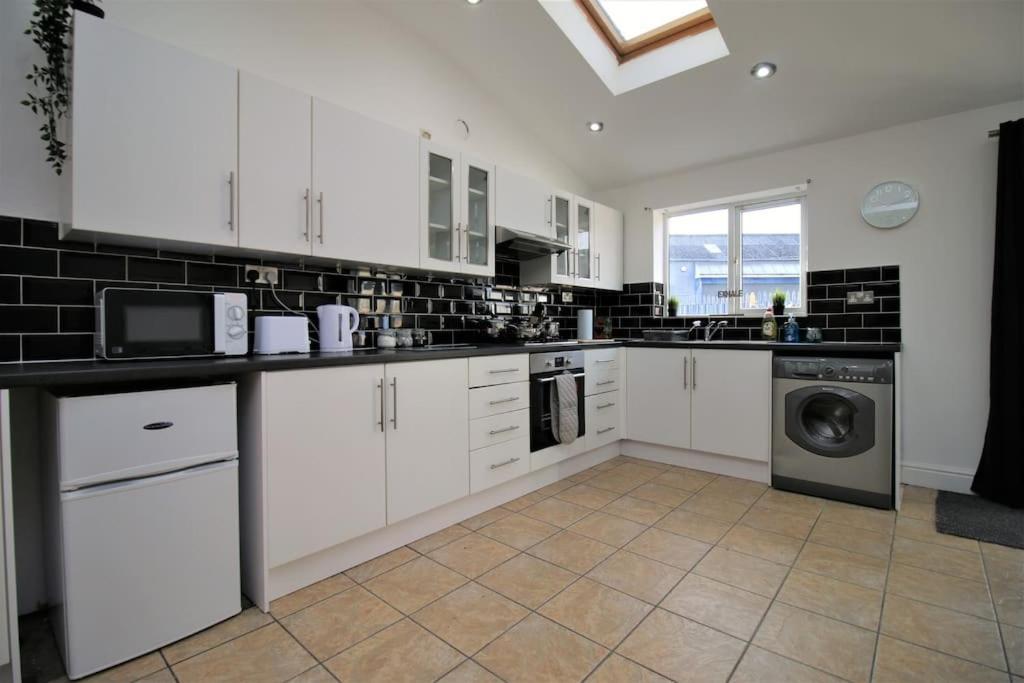 Large Modern House By Property Promise Cardiff Exterior foto